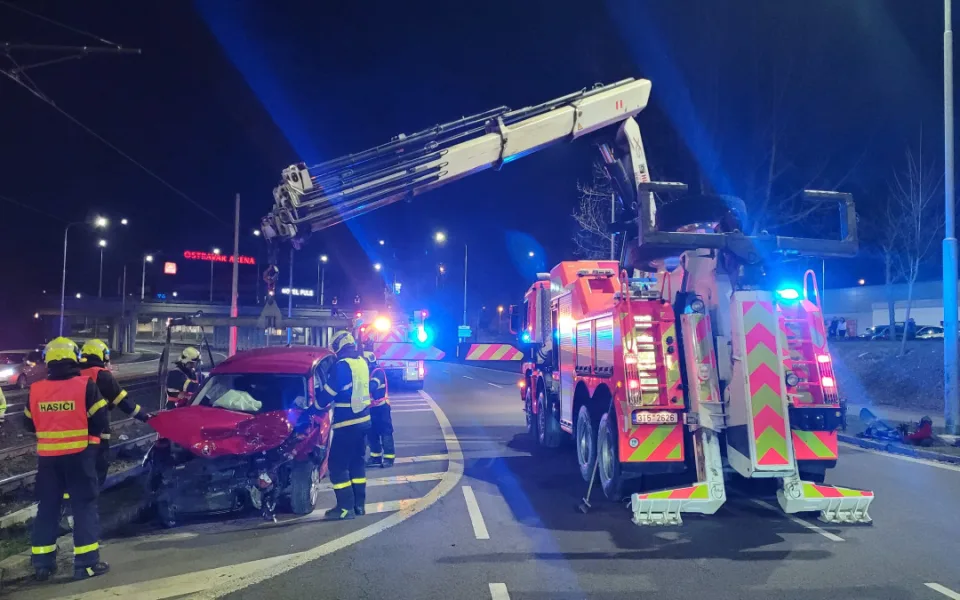 Při nehodě v Ostravě se zranilo šest lidí, řidič taxi jel asi na červenou.