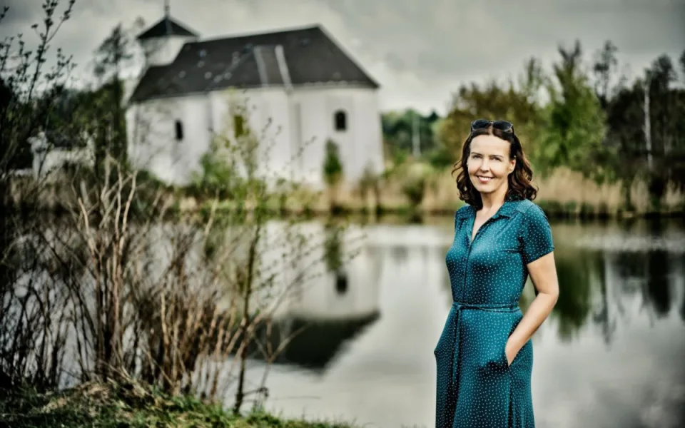 Karin Lednická získá zvláštní Cenu Jantar za trilogii Šikmý kostel. Série mapuje osudy Karvinska po dobu 70 let