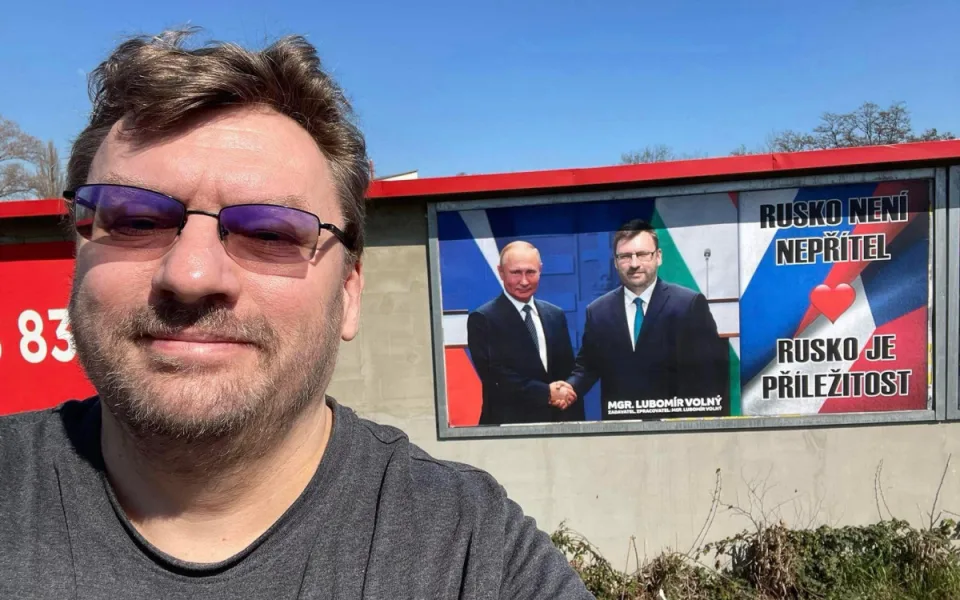 KOMENTÁŘ: Oblíbený český Medvídek opět vystrkuje pracky. Rusko je příležitost, hlásá na billboardu hyzdícím Ostravu