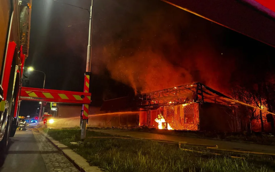 V Ostravě v noci shořelo bývalé bistro Bedřich. Příčinu požáru zatím hasiči neznají