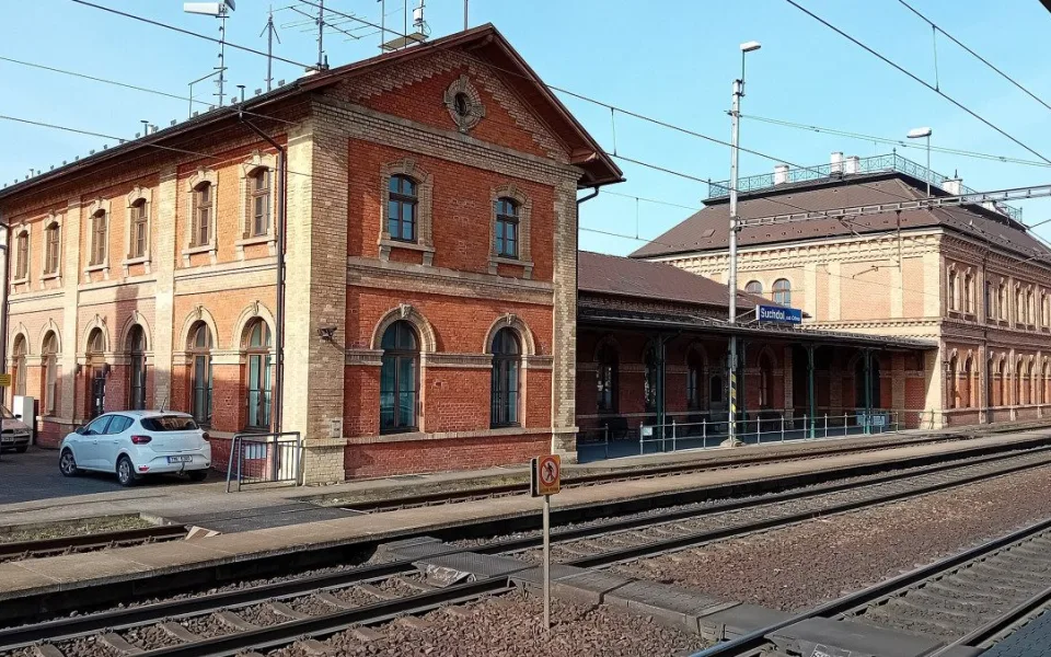 Tragické pondělí. V Suchdole nad Odrou srazil mezinárodní rychlík člověka, trať stojí