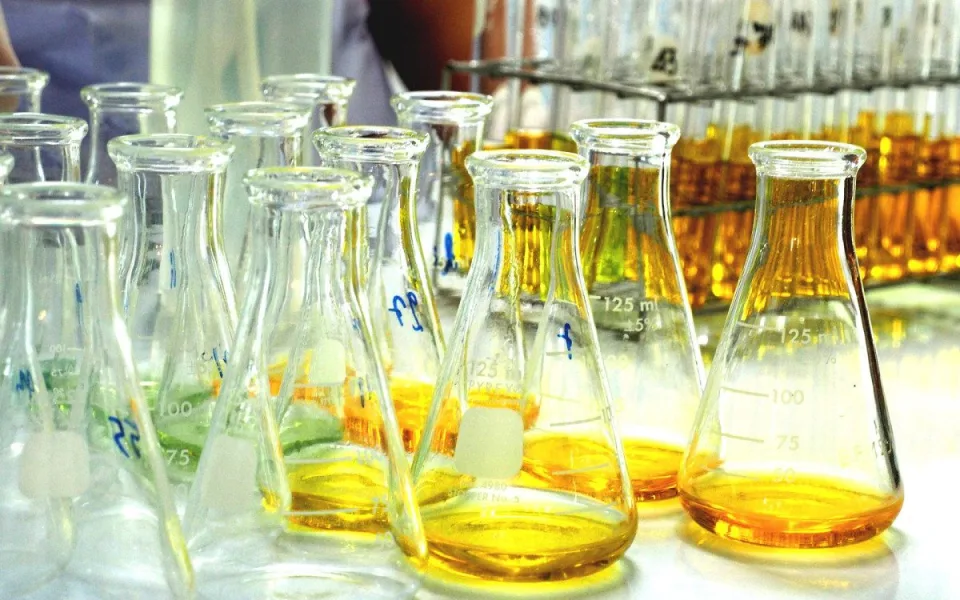 V Ostravě-Porubě v noci hořela chemická laboratoř. Škoda je deset milionů