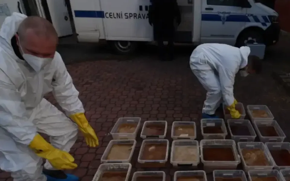 Celníci na Ostravsku objevili laboratoř na klefedron. Nová droga konkuruje kokainu