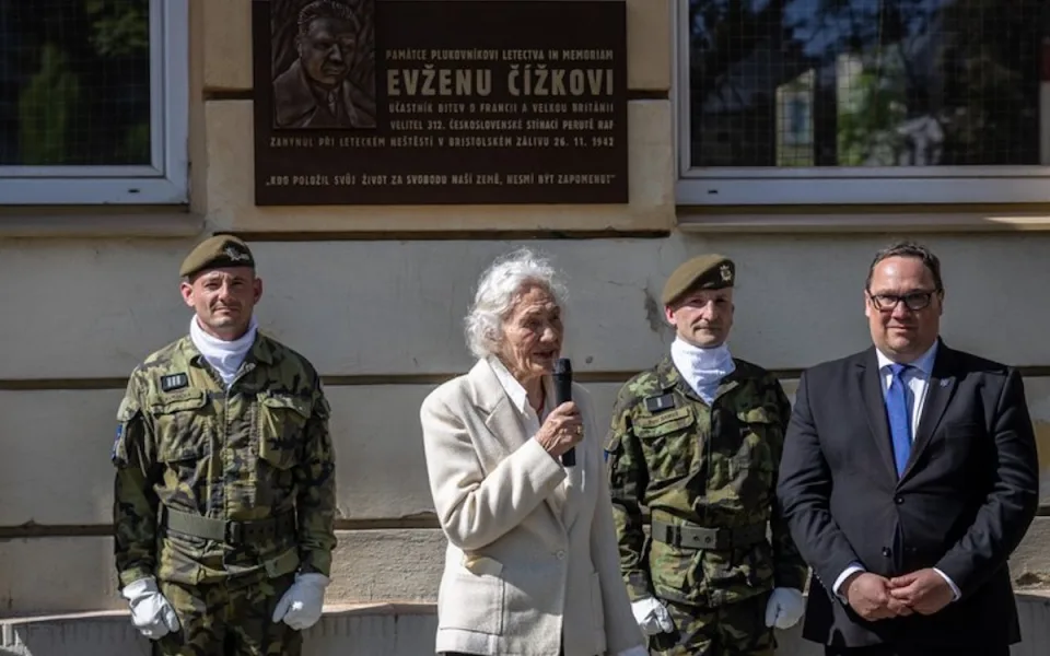 Pamětní deska v Ostravě od včerejšího dne připomíná hrdinu RAF Evžena Čížka.