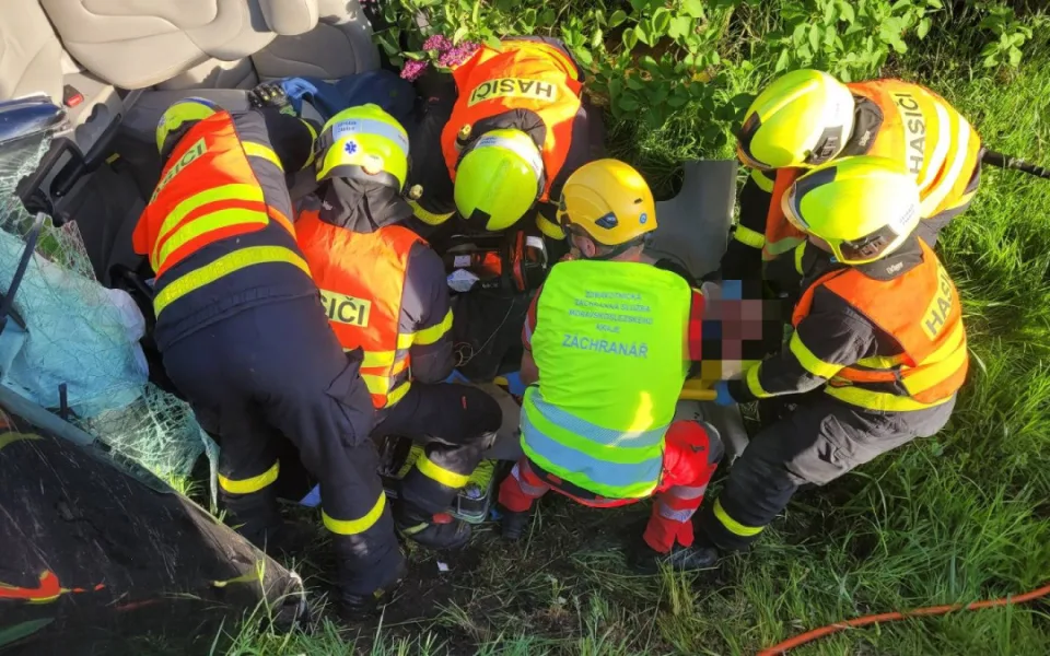 Vážná dopravní nehoda v Klimkovicích. Řidič byl v ohrožení života.