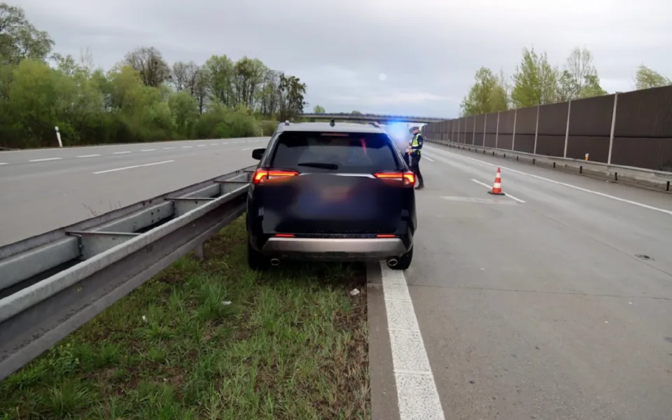 Cizinec vyskočil na dálnici u Ostravy za jízdy z kradeného auta, policie ho zadržela