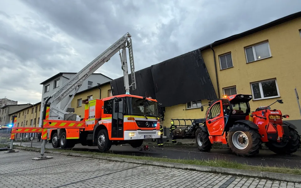 VIDEO: Ostravou se prohnal silný vítr, strhl střechu domova pro seniory