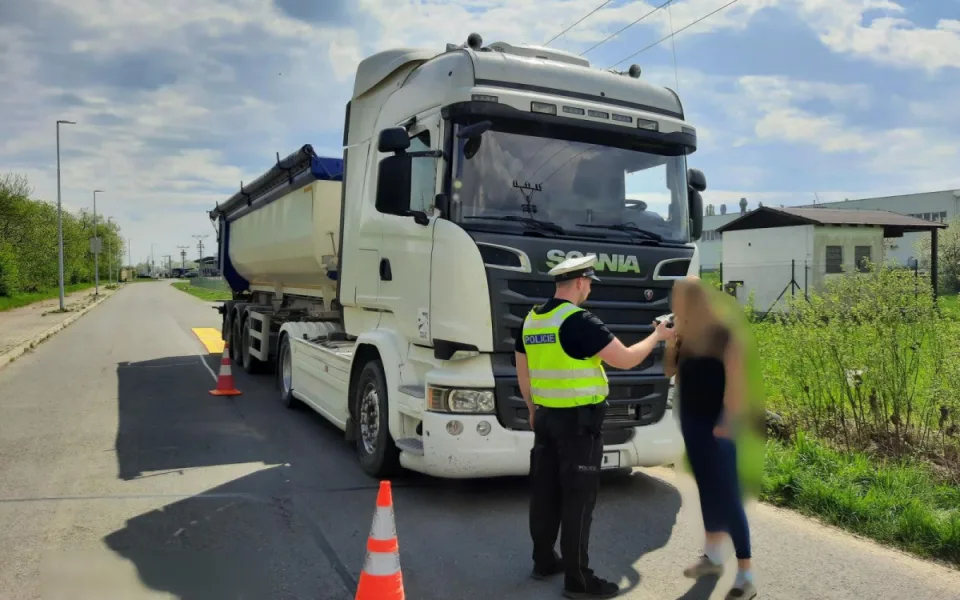 Přetížení o několik tun, nedodržení přestávek. Policisté se zaměřili na kamiony