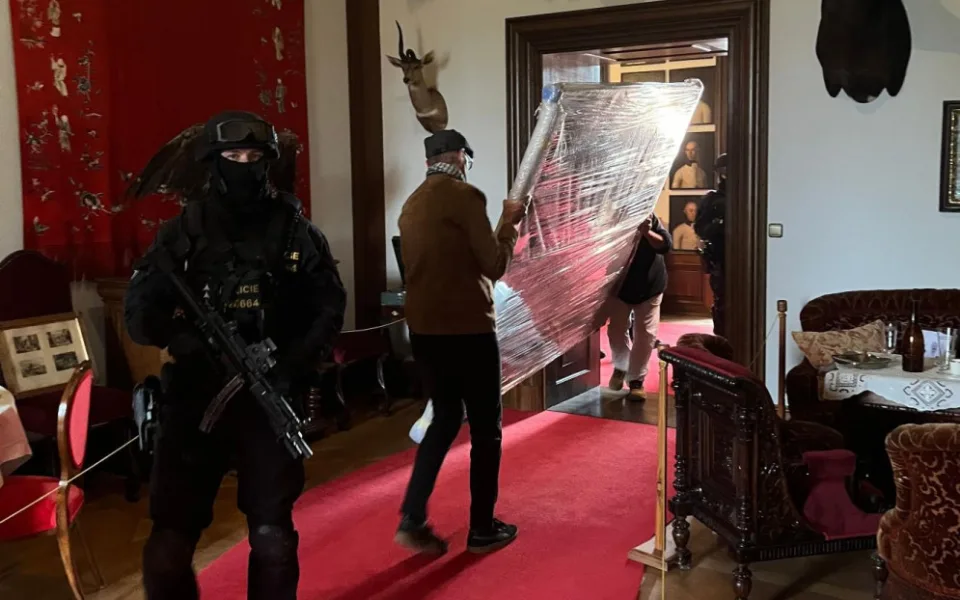 Na kunínský zámek dorazil unikátní obraz císařovny Sissi. Na předávku dohlížela policie