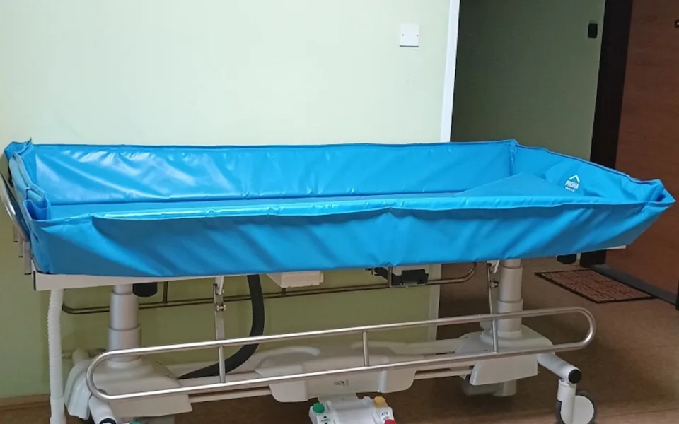 Kopřivnici dává do aukce nepotřebný majetek. Lidé mohou koupit postele i odsávačku