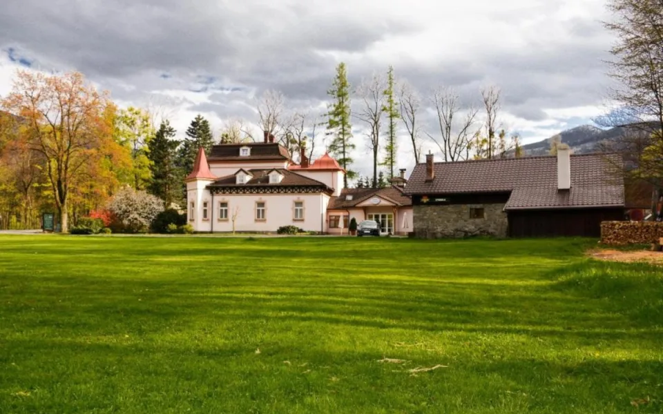 Hotel v Čeladné, kde se zřítil strop, se podle starosty rekonstruoval