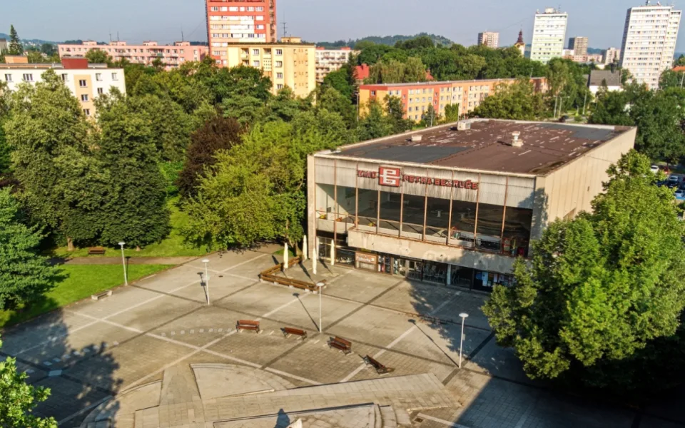 Místo kina parkoviště. Chátrající biograf ve Frýdku-Místku bude mít nové využití