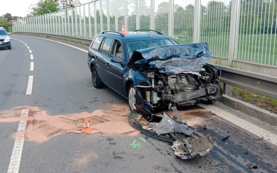Tři zranění dospělí a jedno malé dítě. V Ostravě se v neděli čelně střetla auta