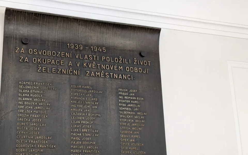 Nadšenci mapují pamětní desky na nádražích, zaměřují se na padlé železničáře