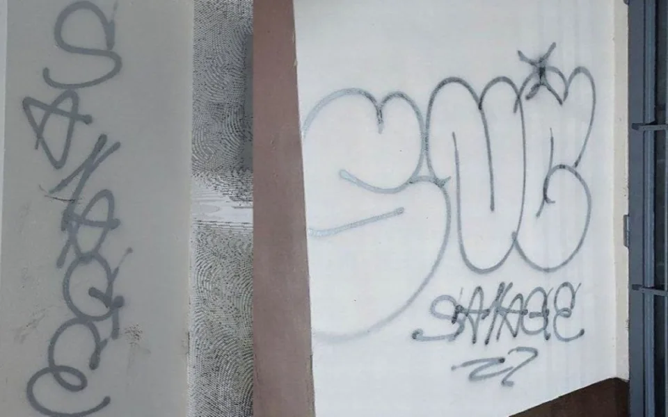 Sprejeři stačili vytvořit celkem tři nápisy