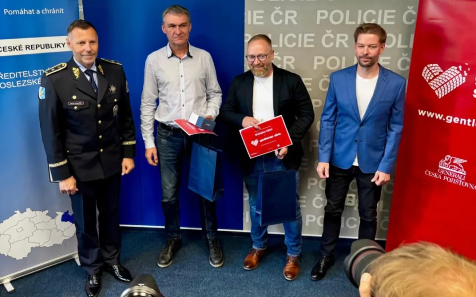 Oba stateční zachránci převzali ocenění z rukou ředitele projektu Jana Marka a ředitele krajského ředitelství policie Moravskoslezského kraje Tomáše Kužela