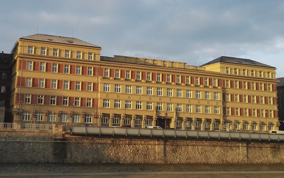 Soud řešil zapálení domu sociální pracovnice na Karvinsku, obžalovanému hrozí 11 let vězení