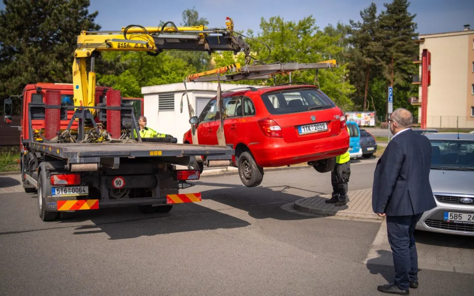 Frýdek-Místek přitvrzuje v boji s autovraky. Chystá dražby a má nové odstavné místo