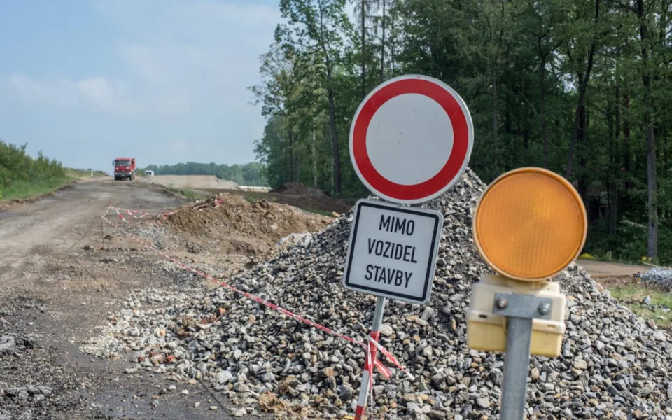 Oprava silnice I/45 na hranici Moravskoslezského a Olomouckého kraje se odkládá