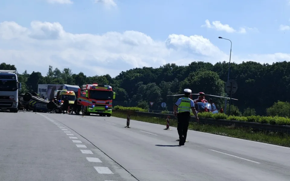 Při pronásledování auta se policisté na D1 srazili s cisternou, dva se zranili