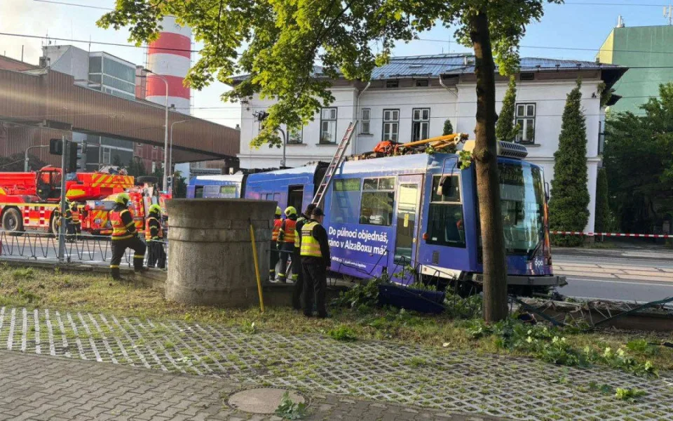 V Ostravě se srazilo auto s tramvají. Ta zůstala zaklíněná na chodníku