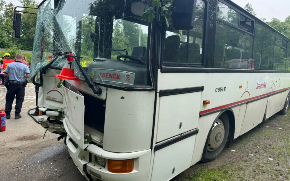 U Zlatých Hor na Jesenicku havaroval autobus. Zranilo se 21 dětí a učitelka
