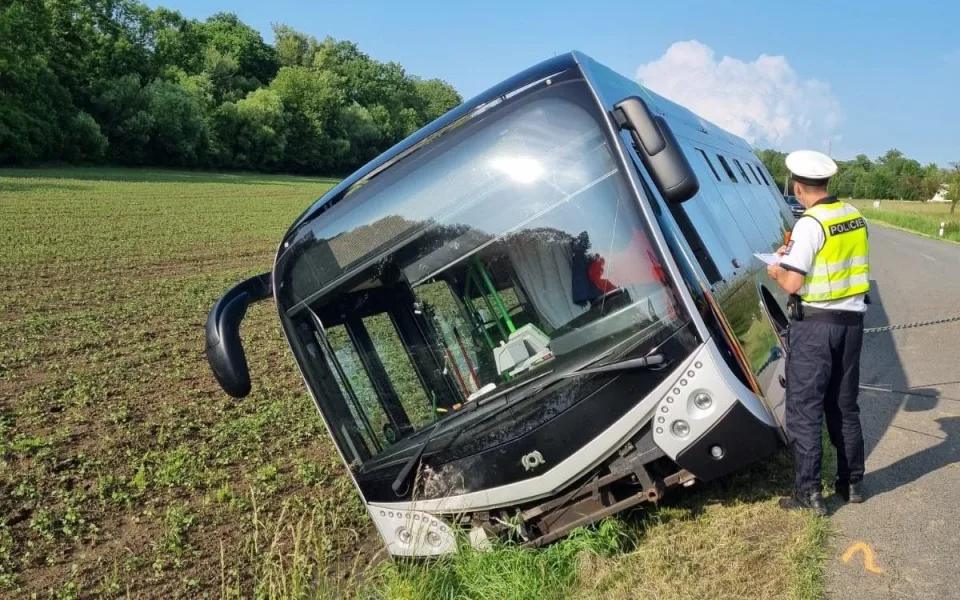 Ve Staříči na Frýdecko-Místecku havaroval autobus, tři lidé mají lehká zranění.
