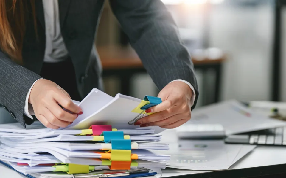 Finanční poradce podvedl téměř tři desítky klientů. Peníze měl prohrát v hazardu.