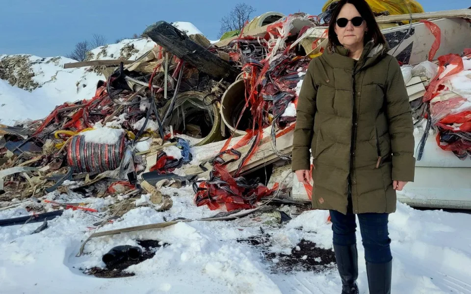 Starostka Jiříkova Barbora Šišková u nelegální skládky.