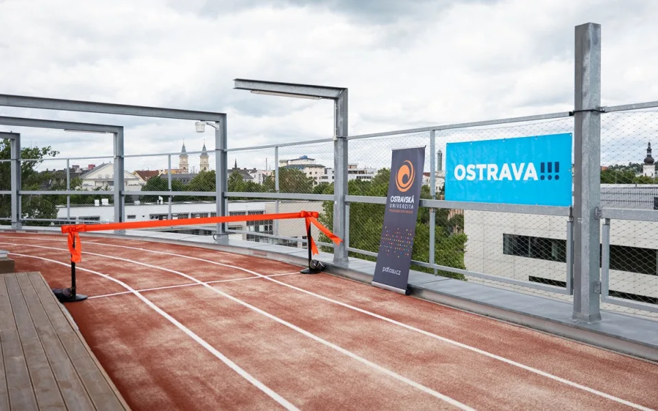 Unikátní běžecký ovál na střeše Ostravské univerzity dostal nový povrch