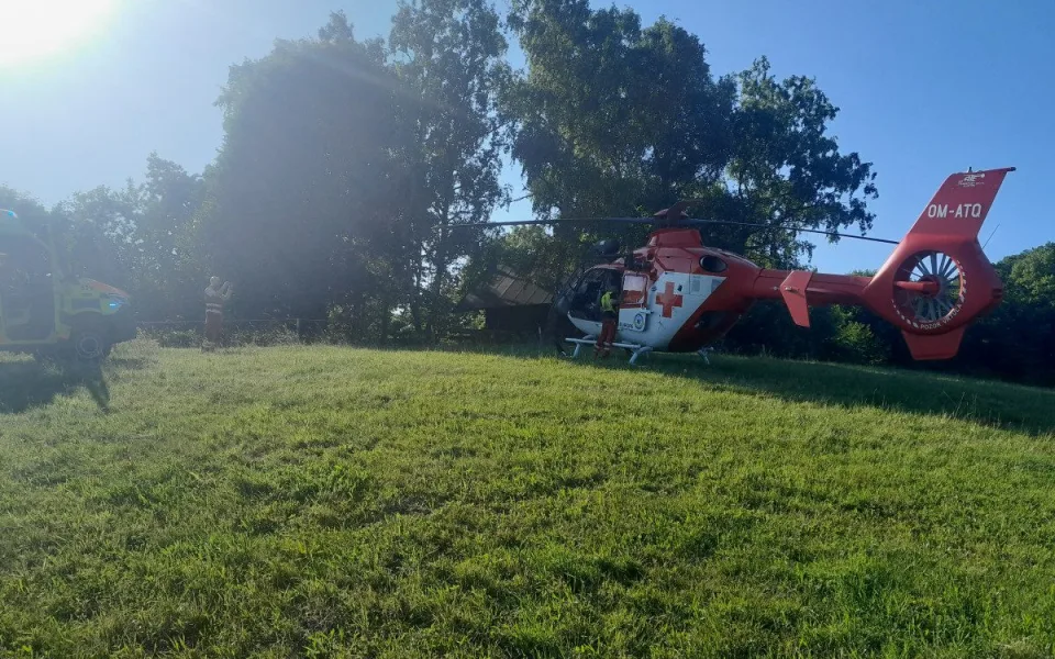 Na Novojičínsku se převrátil traktor. Pro zraněného muže letěl vrtulník