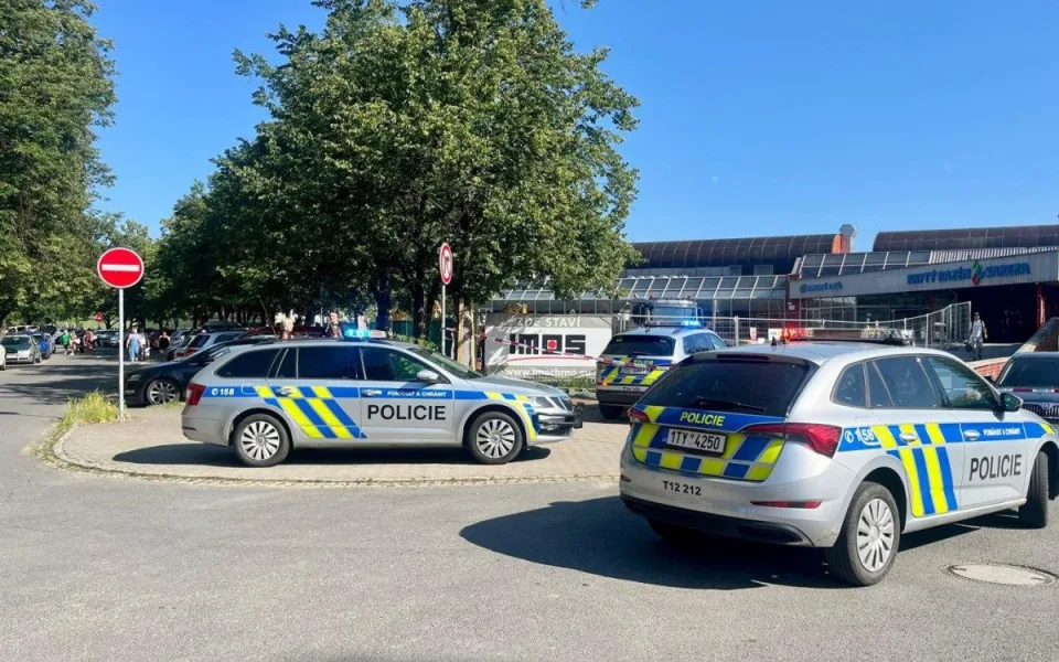 Kvůli nahlášené bombě policisté evakuují bazén v Ostravě-Porubě