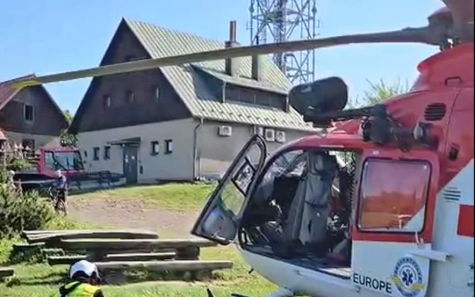 V Beskydech spadl paraglidista. V místě zasahoval vrtulník i horská služba