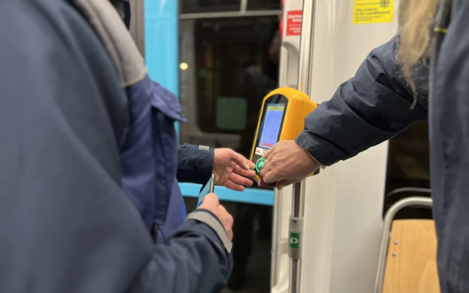 Každý desátý vyloučen z tramvaje. Při noční akci policie zkontrolovala 1369 lidí