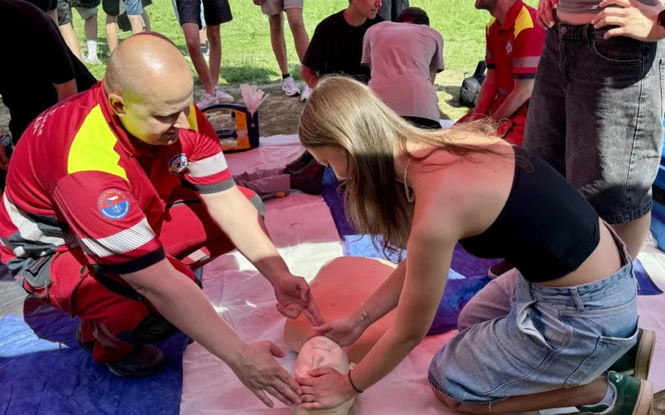 Stovky lidí zajímalo, jak se chovat u vody. Viděly přístroje i resuscitaci tonoucího