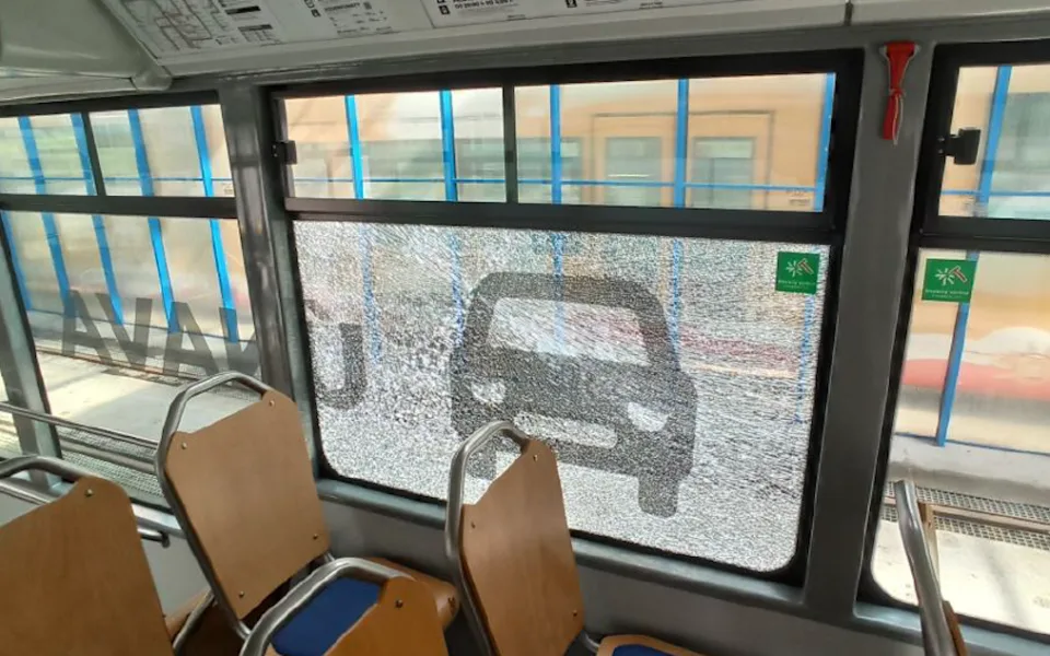 Z airsoftové pistole střílel na tramvaje a auta. Policie mladého recidivistu zatkla