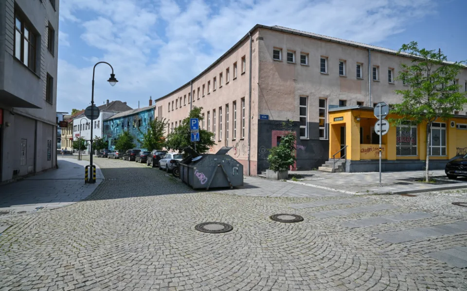 Vjezdu do Stodolní ulice v Ostravě brání květináče, má být bezpečnější