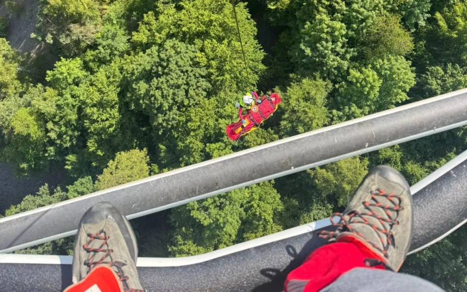Cyklista u Vítkova spadl ze srázu a zranil se. Hledal ho dron a pět jednotek hasičů