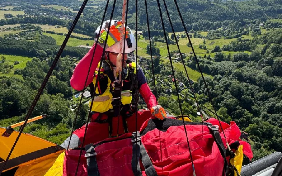Žena v Beskydech si poranila nohu. Zásah v terénu byl pro zdravotníky náročný 