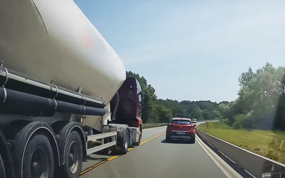 Šílený manévr řidiče kamionu. Problikával řidiče a při předjíždění málem smetl auto