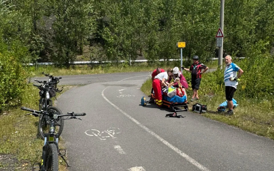 Záchranáři nemohli projet. Se vším vybavením šli ke zraněnému kilometr pěšky