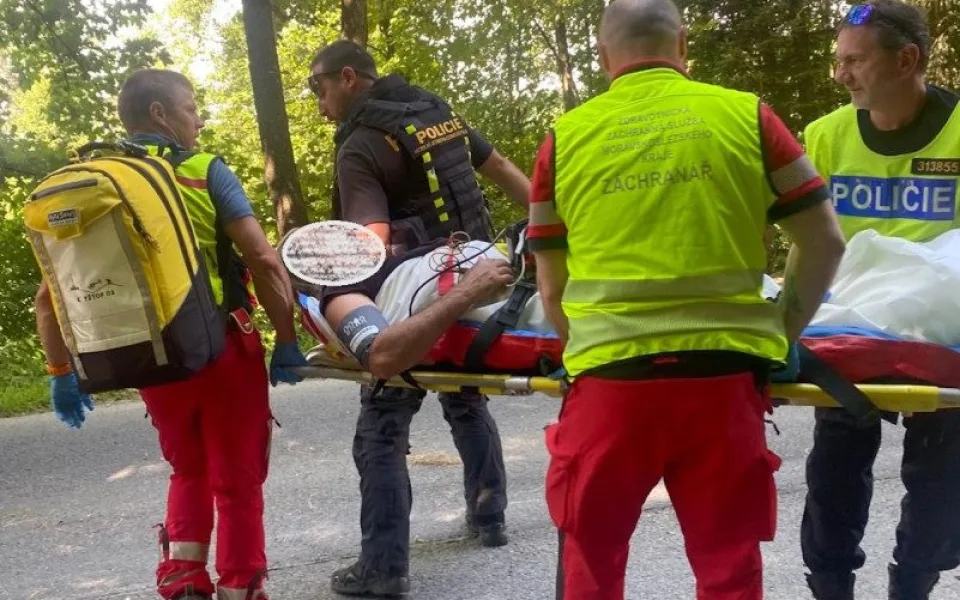 Motorkář se po střetu s autem vážně zranil, zasahoval vrtulník.