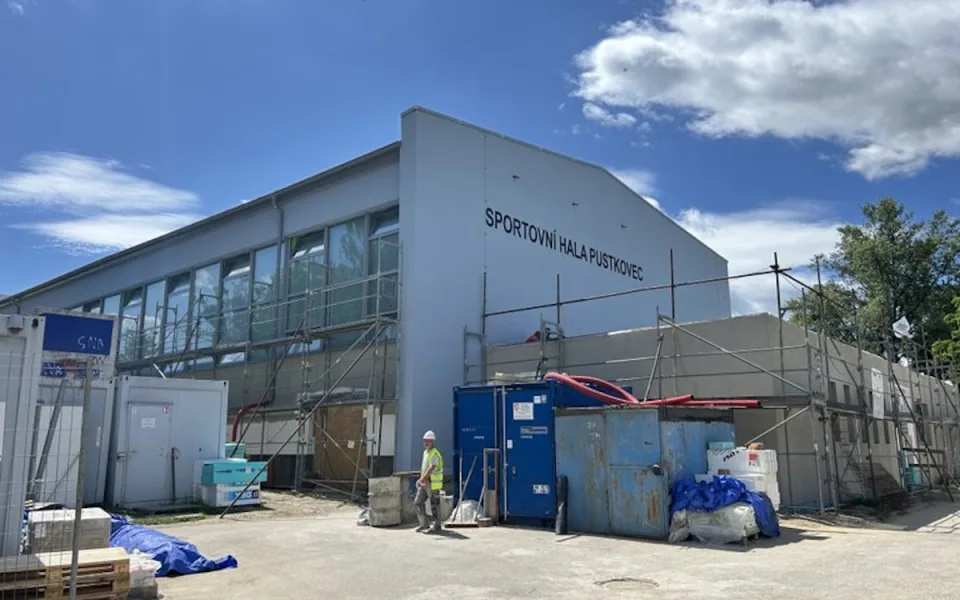 Pustkovec se dočká moderní sportovní haly. Otevření se plánuje na říjen.