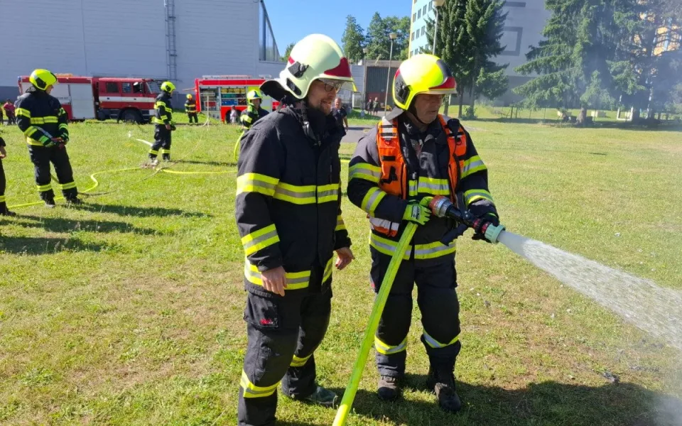 Hasič Michal Gajdoš končí po 33 letech služby. Poslední výjezd mu připravil kapitán Ocelářů.