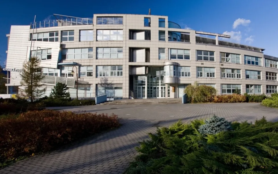 Budova Gymnázia a Obchodní akademie v Orlové bude mít novou střechu.