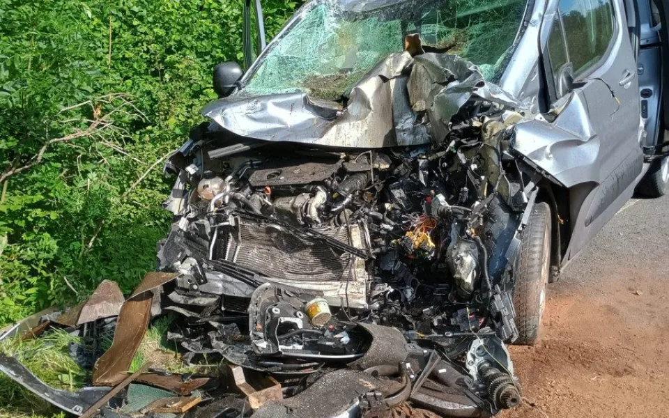 Na jedoucí auto na Bruntálsku spadl obráběcí stroj. Pro zraněné letěl vrtulník