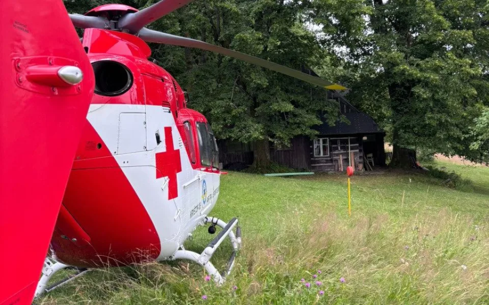 Senior pobýval na chatě a spadl ze střechy. Letěl pro něj vrtulník 