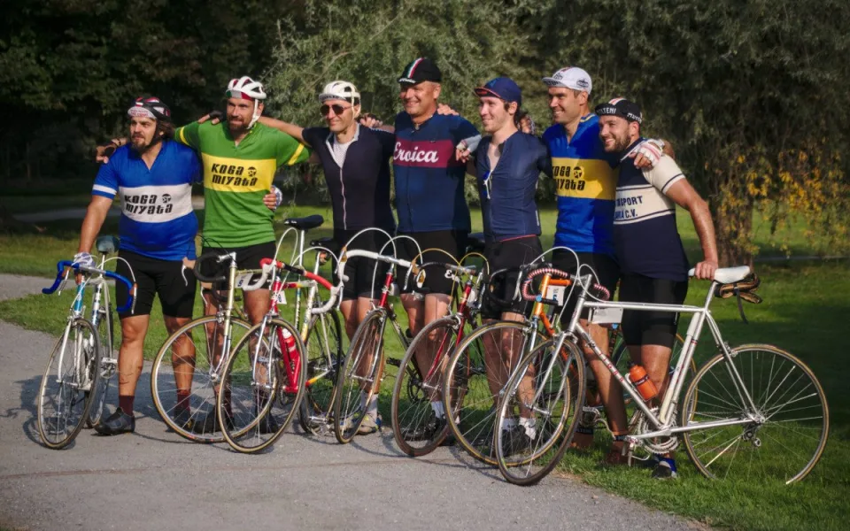 Cyklisté závodili na historických závodních kolech, déšť si pochvalovali. Foto: Se svolením Elegant Silesia
