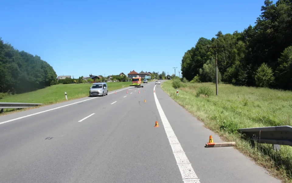 Motorkář najel na dřevěný hranol, spadl a těžce se zranil. Policie hledá svědky