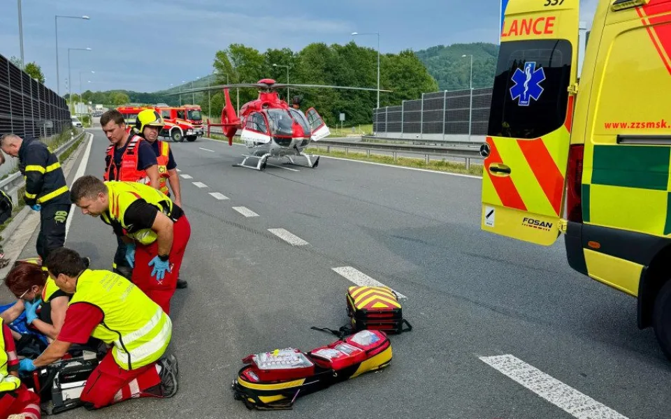 Na dálnici havaroval pětadvacetiletý motorkář. Přistával kvůli němu vrtulník. Foto: Se svolením ZZS MSK